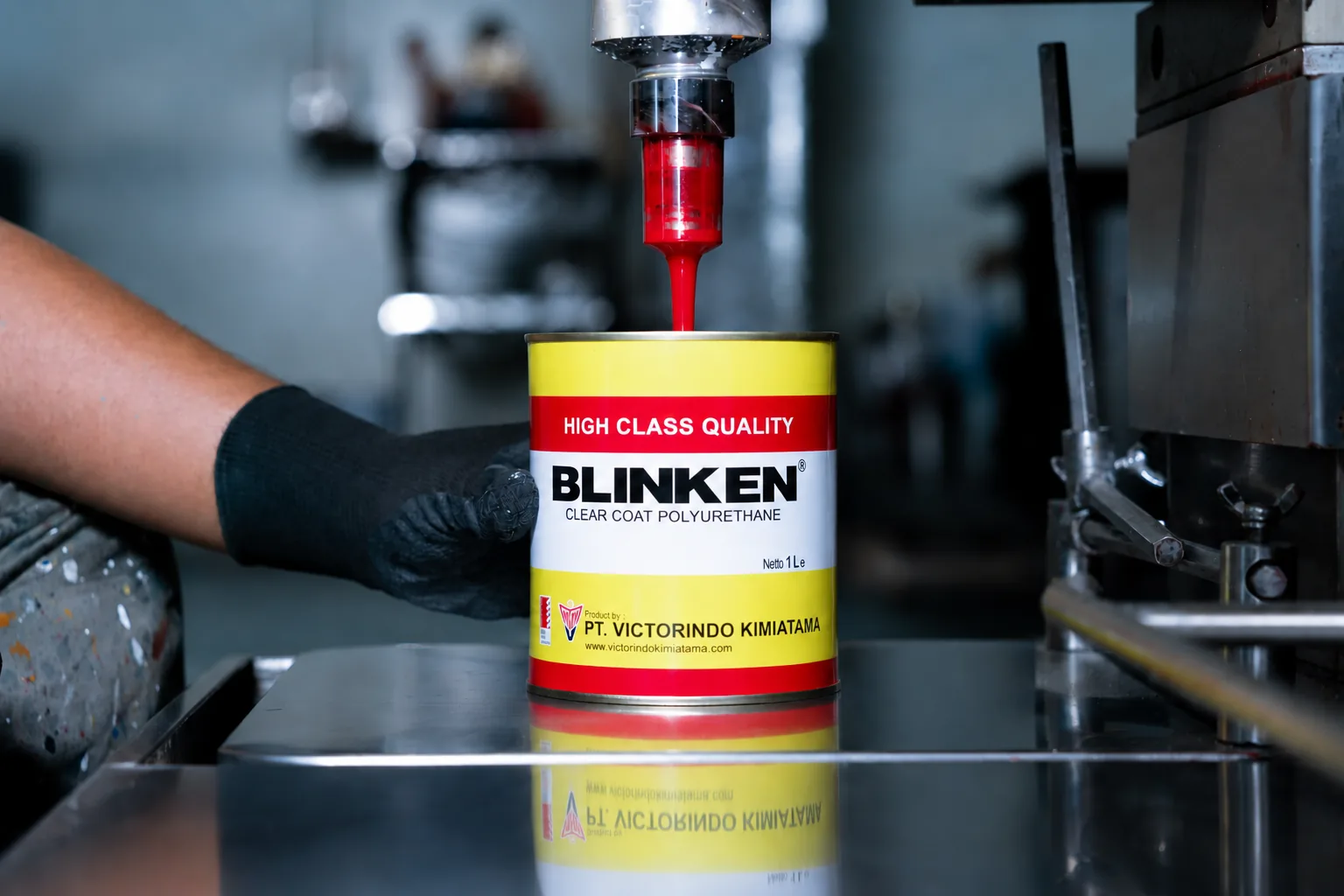 Blinken clear coat polyurethane can on the VK filling line