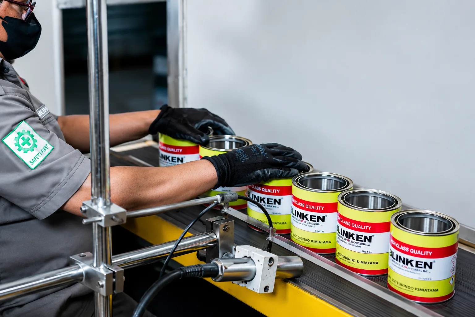 Blinken cans moving along the VK filling and packing line